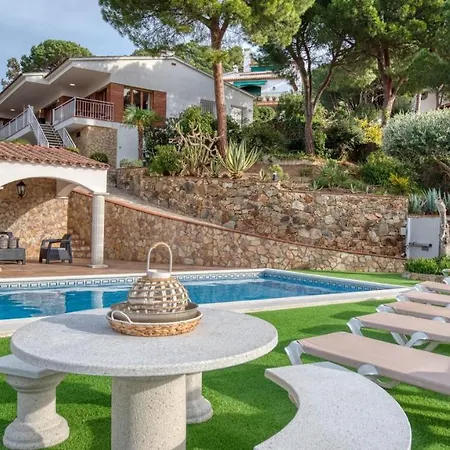 Villa Sleeps 12 Pool Wifi